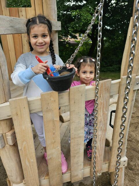 Talia und ihre Schwester Tulin beim Spielen mit der neuen Sandbaustelle | Foto: Stadt Buchholz