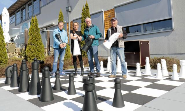 Auch im Außenbereich wird Schach gespielt. Ein Schachspiel wurde von der Familie Günter Haase gestiftet | Foto: BW Buchholz