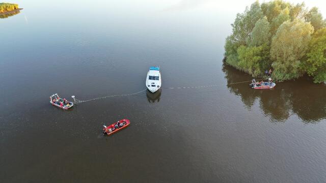 Drei Feuerwehrboote waren im Einsatz, um das havarierte Boot zu befreien | Foto: Björn Swetik/Feuerwehr Burweg