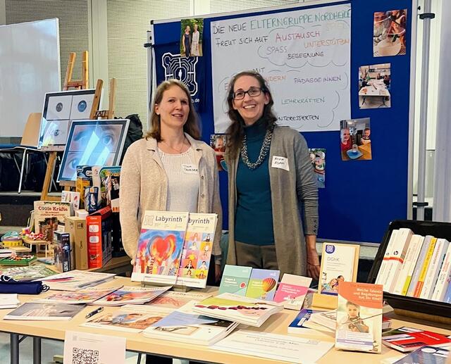  Tina Troeder (li.) und Anna Adam, von der Elterngruppe Nordheide der Deutschen Gesellschaft für das hochbegabte Kind (DGhK) | Foto: DGhK Nordheide