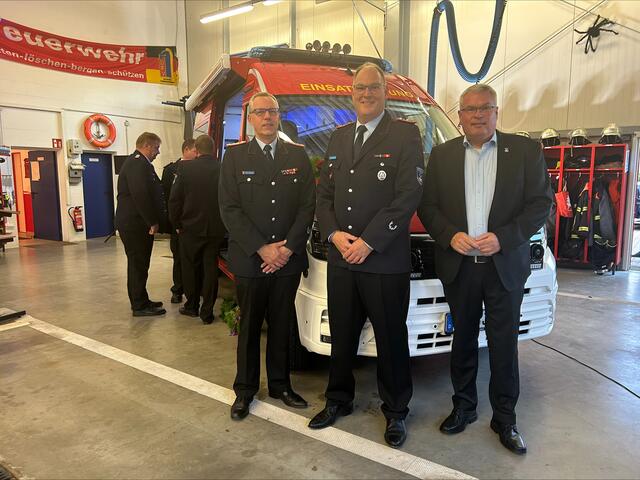 Sind stolz auf das neue Fahrzeug (v.li.): Gemeindebrandmeister Jens Lohmann, Ortsbrandmeister Malte Hunold und Bürgermeister Matthias Riel | Foto: Gemeinde Jork