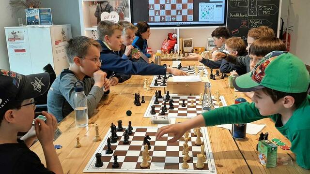 Schach begeistert die Mitglieder seit 75 Jahren. Die Jugend nutzt einen Bildschirm an der Wand | Foto: BW Buchholz