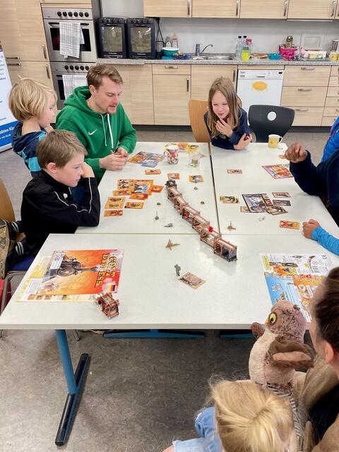 Beim Spieletreffen können die hochbegabten Kinder Spiele spielen, die sie vielleicht noch nicht mit anderen Gleichaltrigen spielen können | Foto: DGhK Nordheide