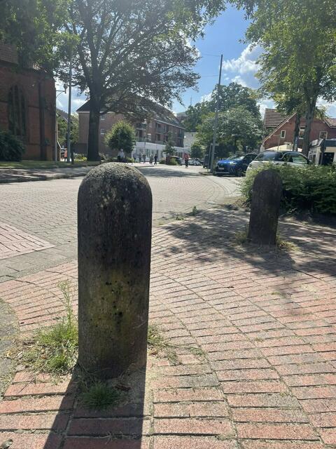 Gerade bei Dämmerung schwer zu sehen: die grauen Poller an der St.-Paulus-Kirche