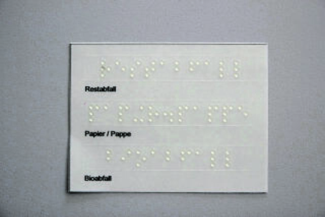 Die neuen Aufkleber in Braille-schrift für Müllbehälter | Foto:  Landkreis Harburg