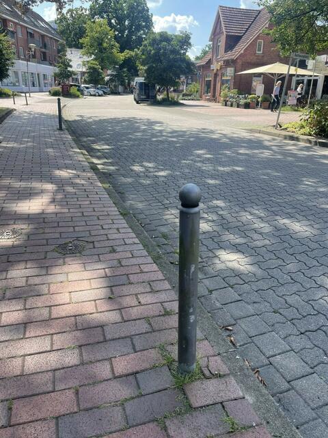 Gerade bei Dämmerung schwer zu sehen: die grauen Poller in der Innenstadt