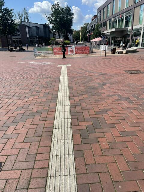 In der Innenstadt führt ein Leitstreifen ins Nichts 
