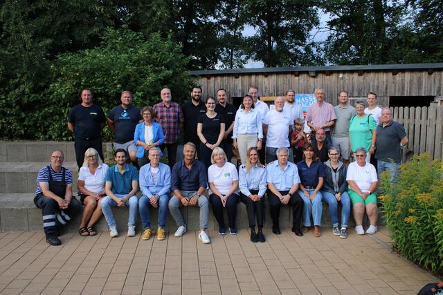 Veranstalter, Sponsoren und Helfer versammelten sich zum Gruppenbild | Foto: ce