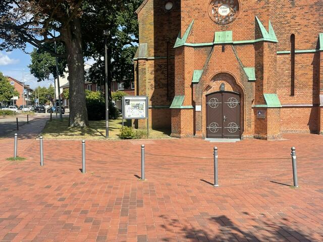 Gerade bei Dämmerung schwer zu sehen: die grauen Poller an der St.-Paulus-Kirche