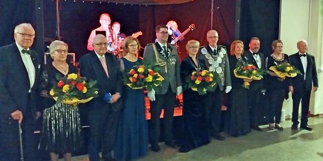 Beim Königsball im März: Ehemann Egon Emcke, Jubelkönigin Helga Emcke, Ehemann Prof. Dr. Wolfgang Winkler, Damenkönigin Beate Winkler, Adjutant Ulf Wegwerth, Ehefrau Susanne von Appen, König Olaf von Appen, Ehefrau Gaby Kasteinke, Pillkaller König Peter Kasteinke, Ehefrau Margrit Nielsen, Jubelkönig Manfred Nielsen | Foto: Schützenkorps Winsen