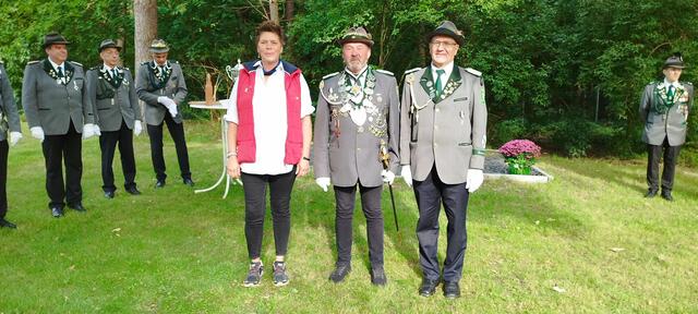 Obervorsteherin der Pillkaller Schützengilde im SK Winsen Anke Hubert, Pillkaller König Peter Kasteinke, Vorsteher der Pillkaller Schützengilde im SK Winsen Thomas Westermann (v.l.n.r.) | Foto: Schützenkorps Winsen
