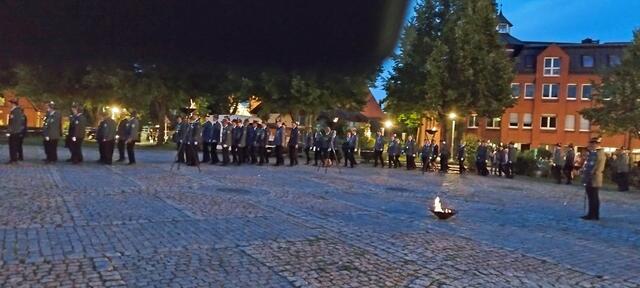 Zapfenstreich vor dem Marstall | Foto: Schützenkorps Winsen