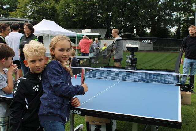 Tischtennis draußen zum Ausprobieren: Emma (8) und Luan (6) Rosani fannden die Ballmaschine toll | Foto: pöp