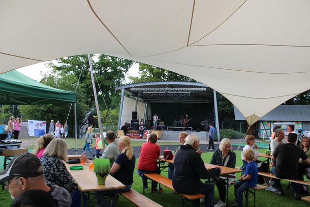 Schon am Nachmittag waren Tische und Bänke unter dem Sonnensegel auf dem Sportplatz gut besetzt | Foto: poep
