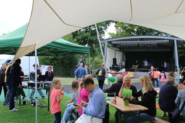 Freunde treffen und Musik hören: Am Samstag ab 18.30 Uhr gab's an der Naturbühne "was auf die Ohren" | Foto: pöp