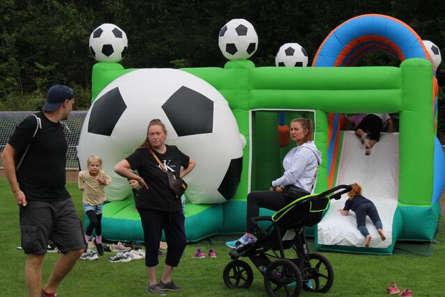 Die Fußball-Hüpfburg war stets umlagert | Foto: pöp