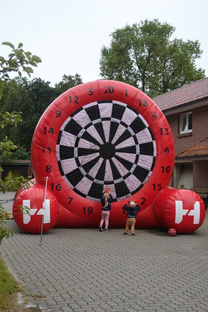 Beim TSV Heidenau auf eine überdimensionale Dartscheibe mit Fußbällen zielen | Foto: bim