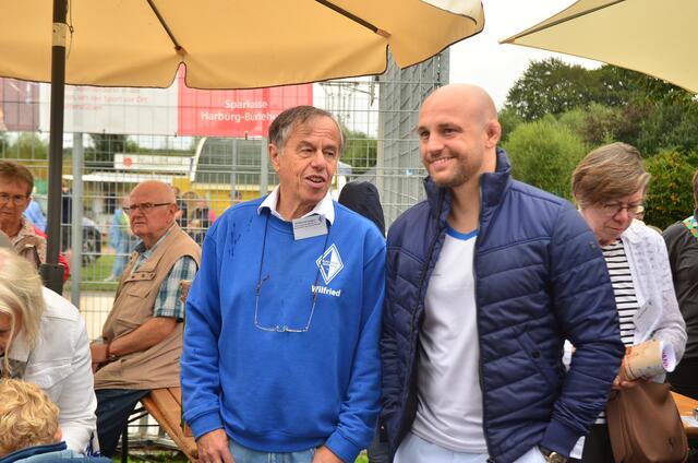 Wilfried Geiger (li.), ehemaliger Bürgermeister von Buchholz, und Alexander Hampfe (Vorsitzender Blazu-Weiss Buchholz) | Foto: André Welle