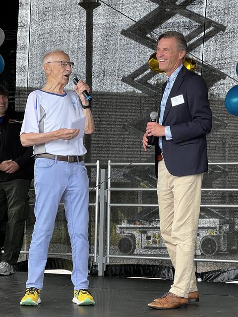 Arno Reglitzky (2. Vorsitzender Blau-Weiss Buchholz) brachte Buchholz' Bürgermeister Jan-Hendrik Röhse zum Lachen | Foto: Stephan Schrader