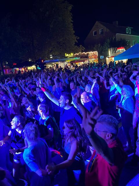 Egal ob tagsüber oder in der Nacht - auf dem Meckelfelder Dorffest bleibt kein Fuß auf dem Boden  | Foto: Marco Walczak