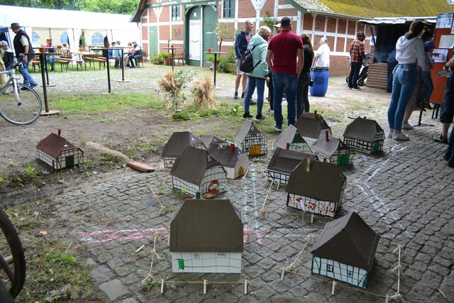 Im Ferienprogramm hatten die Kinder die Häuser gestaltet und wie vor dem großen Brand Avensens im Jahr 1796 aufgebaut | Foto: bim
