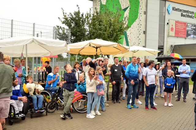 Zahlreiche Besucher kamen auf das Sportgelände von Blau-Weiss Buchholz, um der Veranstaltung beizuwohnen | Foto: André Welle