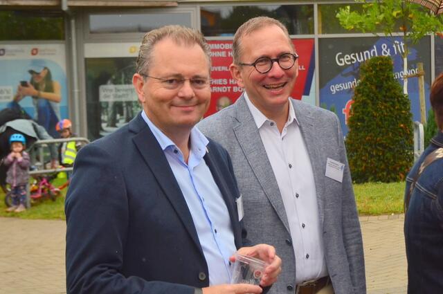 Stephan Schrader (WOCHENBLATT) mit Frank Krause (Volksbank Lüneburger Heide) | Foto: André Welle