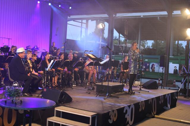 Dirigentin Raphaela Backhaus-Olbrich bei der Begrüßung des Publikums | Foto: ce