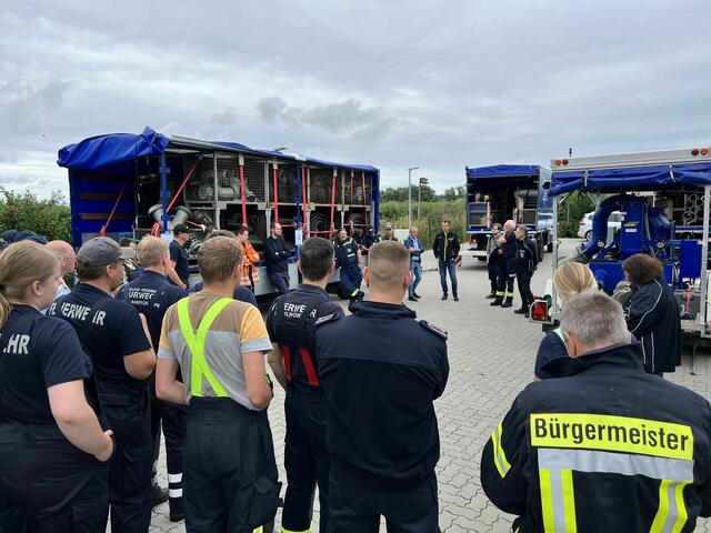 Das Technische Hilfswerk (THW) stellt den Angehörigen der anderen Hilfsorganisationen die Einsatzmöglichkeiten seiner Pumpen vor | Foto: Landkreis Stade / Daniel Beneke