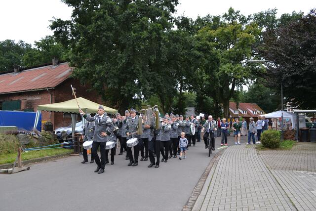 Der Spielmannszug des Schützenvereins Heidenau führte den Zug an, mit dem auch die Ratsmitglieder zur Bühne marschierten | Foto: bim