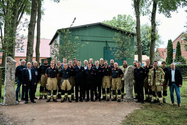 Engagierte des Geschichts- und Kulturvereins mit der Freiwilligen Feuerwehr | Foto: Justus Kraft / femundfilou.de