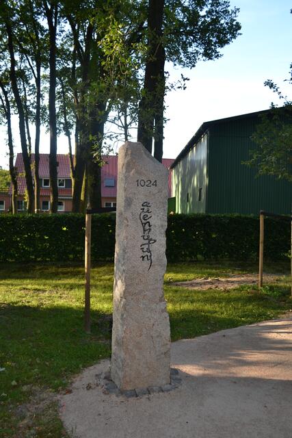 Das Denkmal im Eichenpark mit drei Findlingen mit den Ortsnamen "auenhusun" (Avensen) | Foto: bim