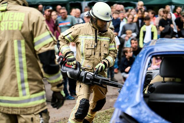 Die Feuerwehr zeigte die Rettung einer im Unfallauto eingeklemmten Person | Foto: Justus Kraft / femundfilou.de