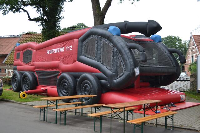 Für die Jüngsten gab es eine Hüpfburg in Form eines Feuerwehrautos | Foto: bim