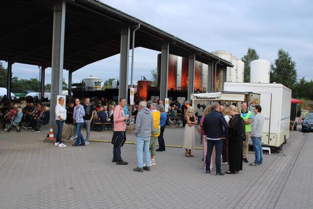 Neben dem Ohrenschmaus gab es auf dem Gelände auch Buden mit Gaumenfreuden | Foto: ce