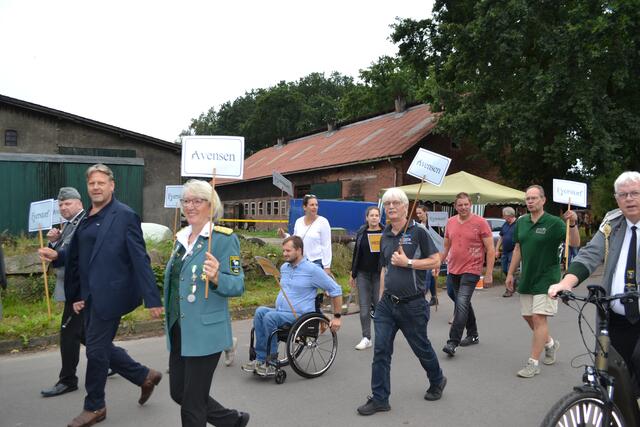 Die Ratsmitglieder hielten die Schilder mit dem jeweiligen Ortsteil, in dem sie wohnen, hoch | Foto: bim