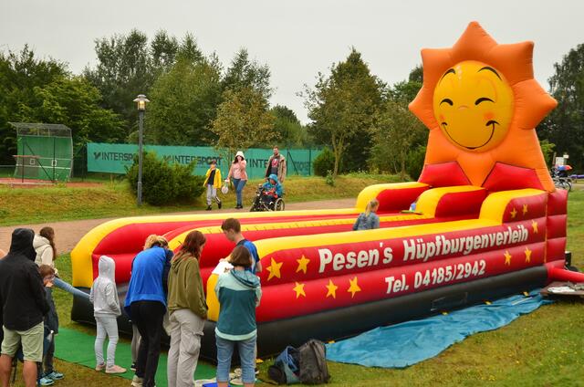 Die jüngsten Besucher hatten viel Spaß auf der Hüpfburg | Foto: André Welle
