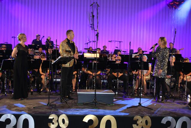 Auf der Bühne (v. re.): Dirigentin Raphaela Backhaus-Olbrich, ihr Vorgänger und Orchester-Gründer Christof Koert sowie Sängerin Noora Koivumies | Foto: ce