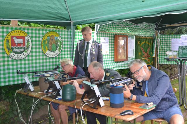 Beim Schützenverein probierten Groß und Klein ihre Treffsicherheit mit dem Lichtpunktgewehr aus | Foto: bim