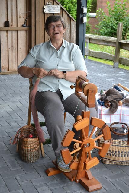 Elke Müller von der Spinngruppe des Heimatvereins war mit einigen Spinnfrauen zu Gast | Foto: bim