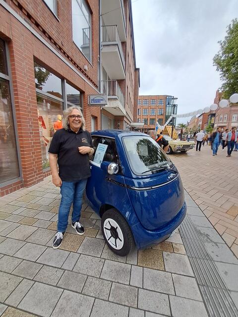 Das Highlight für Veranstalter Jürgen Vanheiden: Der Microlino ist einer alten Isetta nachempfunden, drin steckt moderne E-Technologie | Foto: Anika Werner