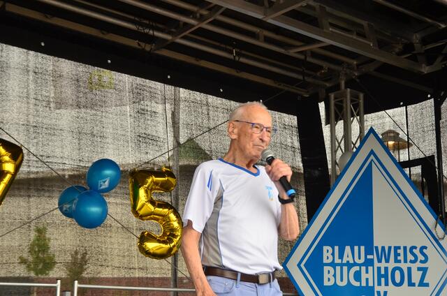 Arno Reglitzky (2. Vereinsvorsitzende) informiert über die Arbeit von Blau-Weiss Buchholz | Foto: André Welle