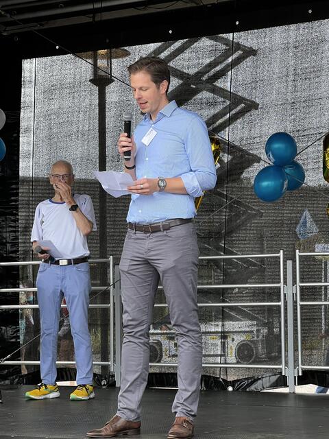 Frederik Schröder (Vorstand Sparkasse Harburg-Buxtehude) übermittelte die Grüße der Sparkasse