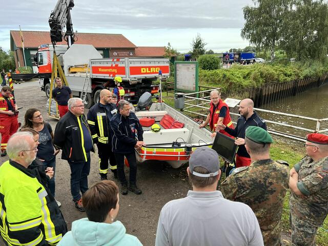 Die Einsatzkräfte der DLRG informieren über die Arbeit des Wasserrettungszuges, der nicht nur bei Hochwasser eingesetzt wird | Foto: Landkreis Stade / Daniel Beneke