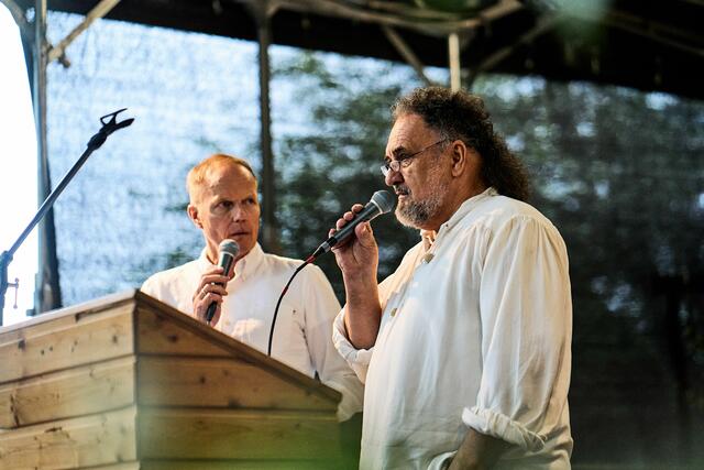 NDR-Moderator Michael Wittig (li.) und  Hans-Jürgen-Wichern, der für den historischen Band die Fotos zusammengetragen hatte | Foto: Justus Kraft / femundfilou.de