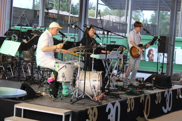 Gestalteten das Vorprogramm rockig-poppig (v. li.): Marcus Theilmann, Luise Werner und Felix Behrling | Foto: ce