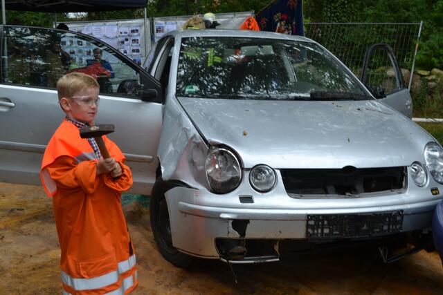 Einmal mit dem Hammer ein Auto demolieren - diese Gelegenheit ergriff auch Moritz Schultz (5) | Foto: bim