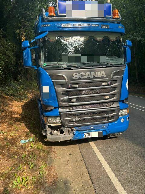 Dollern - Scania mit Frontschaden | Foto: Polizeiinspektion Stade