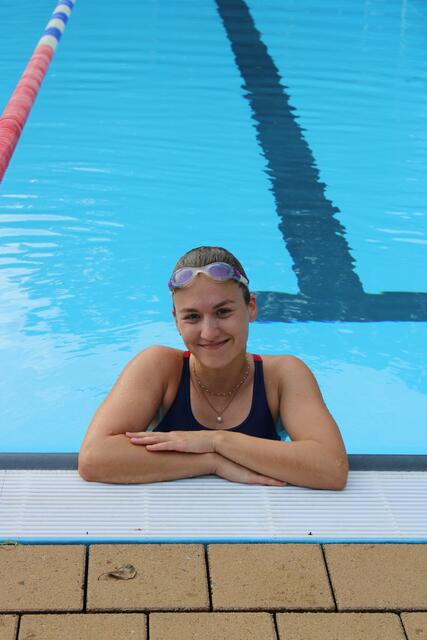 "Das Wasser ist mein Element": Swenja Peick in einer Schwimmpause in ihrem Heimatort Salzhausen | Foto: ce