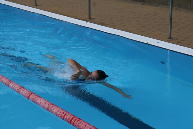"Beim Kraulen schafft man mehr Tempo": Swenja Peick zieht ihre Bahnen im Salzhäuser Freibad | Foto: ce